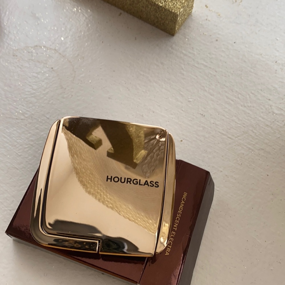 Hourglass ambient lighting blush